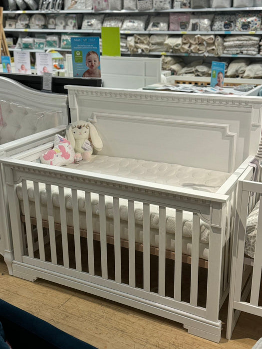 Natart Ithaca Crib (Floormodel/IN STORE PICK UP ONLY)