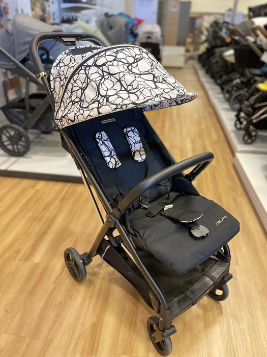 Peg Perego Selfie - Graphic Gold (Markham Floormodel/IN STORE PICK-UP ONLY)